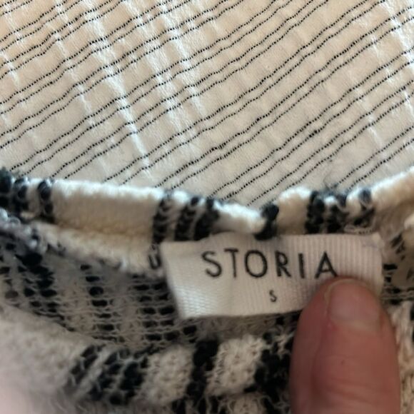 Storia Striped Black and White cropped top with raw hem size small oversized - Picture 3 of 5